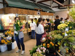 実技テストの切り花を店頭から選ぶ学生ら