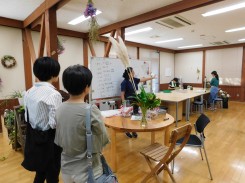 花き装飾ゼミで参加者へ説明を行っている吉田准教授