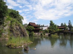 秋空の虎渓山永保寺　梵音巌の滝が美しい