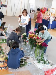 切り花を花器に入れる学生ら