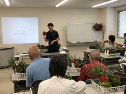 小笠原悠さんによる寄せ植え講習会