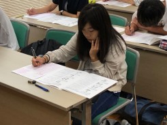 沈思黙考中の学生