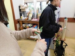 フローリストナイフの切り方の練習をする学生