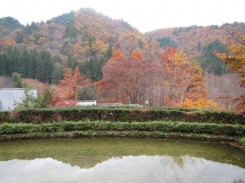 篠脇山が水面に映りこむ