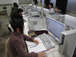 CADに集中する学生