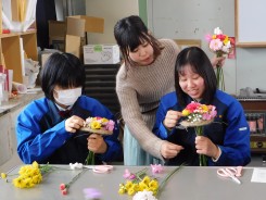 高校生に指導をする学生