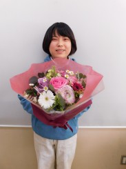 テスト作品の花束を手にする学生