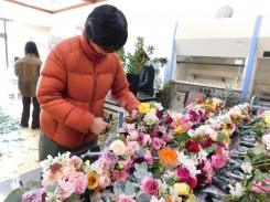 花束を制作する学生