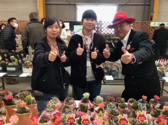 流通センターの加藤組合長とキメポーズです。