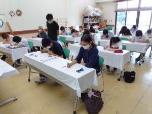 学科テストを受ける学生ら