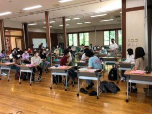 学生どうしお互いに自己紹介からスタート