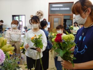 花束を制作する学生ら