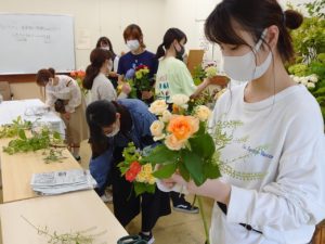 花束を制作する学生ら