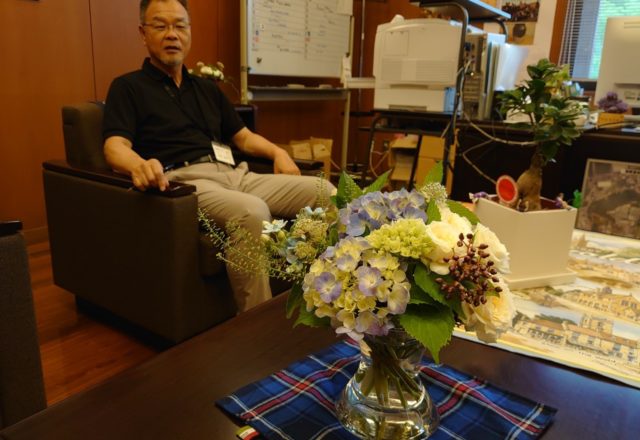 学長と飾られた花