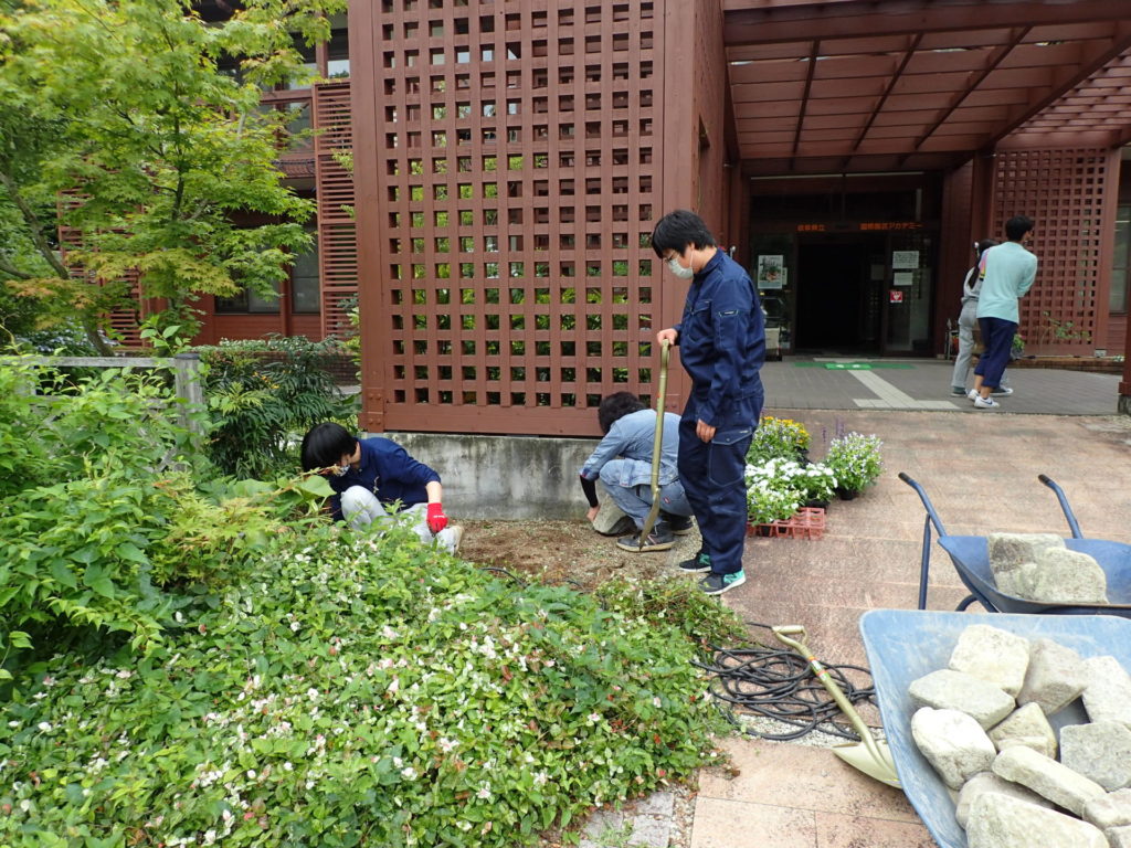 本館前花壇