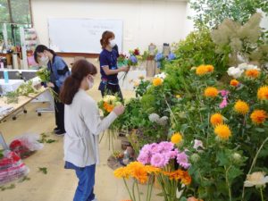 ディスプレイから花を選ぶ学生ら