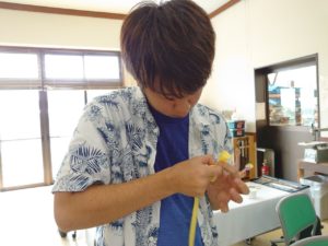 コサージを制作する学生