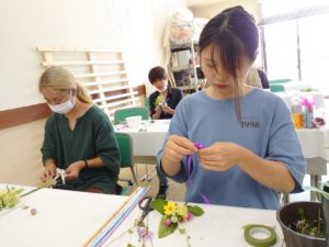 コサージを制作する学生ら