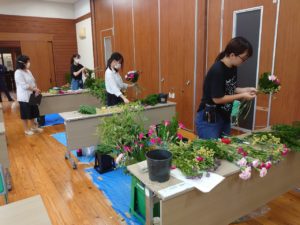花束を制作する学生ら