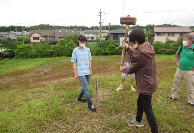 樹木植栽予定地に杭を打つ学生