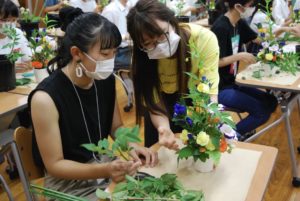 花き装飾コースの体験実習「フラワーアレンジメント制作」