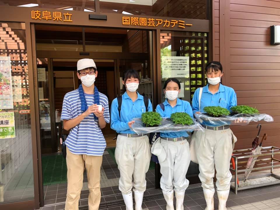 加茂農林高校の生徒さんとアカデミー花き生産コース学生