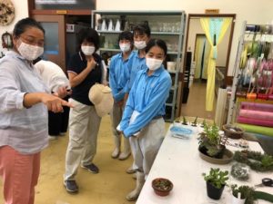 加茂農林高校では、花育にも力を入れているとのことで、小中学生対象に本日開催したアカデミー生涯学習講座『多肉植物の寄せ植え講座』も見学