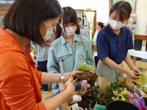 福井先生にユニットの制作指導を受ける学生ら