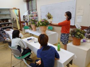 完成した寄せ植えを解説する福井先生