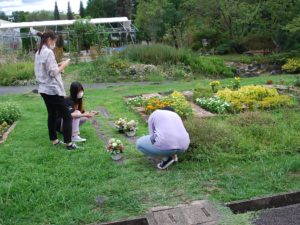 完成したアレンジメントの写真を撮る学生ら