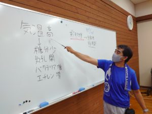 鮮度保持の解説をする前田先生