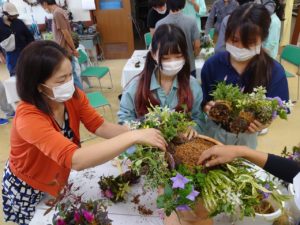 ユニットを積み上げる学生ら