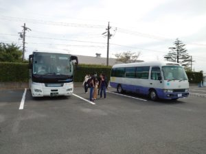 視察で乗車した2台の観光バス