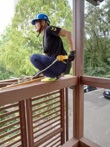 懸垂幕を設置している様子