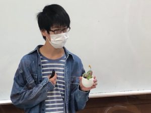 自分が企画、製作した商品を手に取って