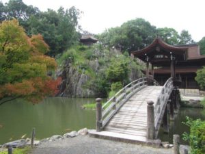 岩肌を水が流れる虎渓山永保寺の梵音巌