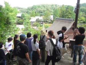 虎渓山永保寺六角堂から庭園を眺める