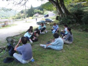 天気が良く眺めの良い場所で昼食