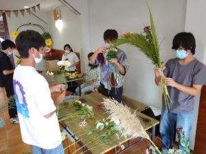 花束を制作する学生ら