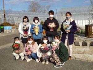 制作した花束を持つ学生ら