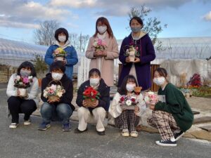 制作したアレンジメントを手にする学生ら