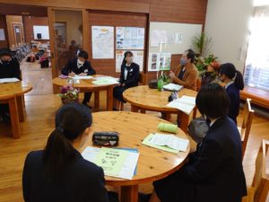 分科会で高校生の質問に答える伊藤氏