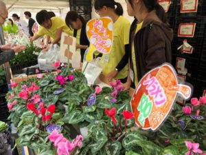 昨年10月の岐阜県農業フェスティバルでの花販売の様子