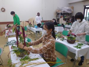 ハロィンアレンジメントを制作する学生ら