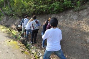 のり面保護(竹チップ、木質バイオマス発電で出た灰、にがりを使用。みのかも健康の森にて)