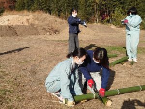 竹を加工して器を作る学生ら