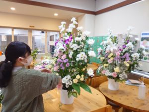 供花を制作する学生