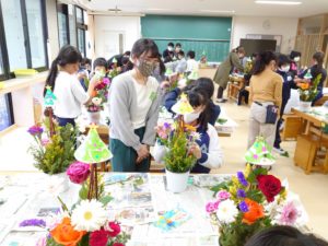 小学生に指導する学生