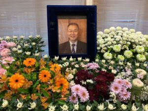 花祭壇の学長の写真