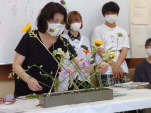 ヨロピアンデザインを指導する長縄客員教授